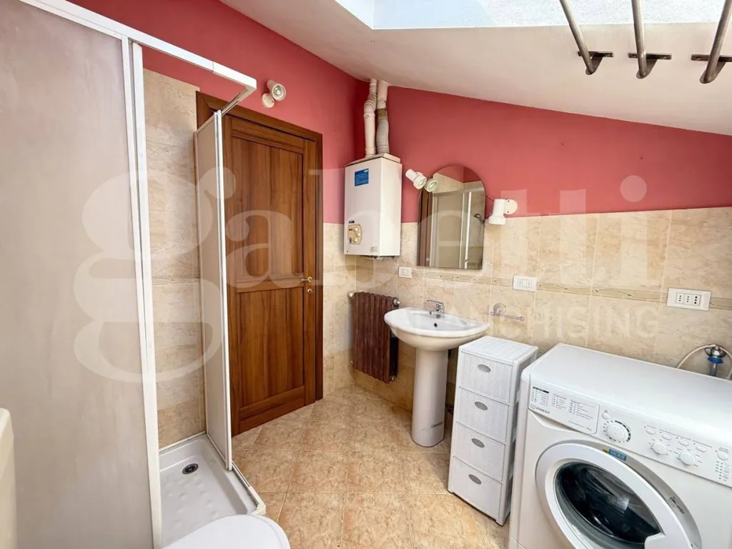 Salles de bain - Bright Mansard Apartment in Bra
