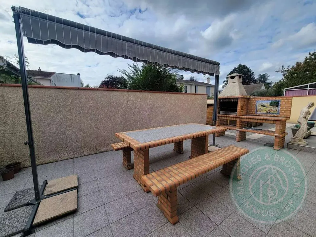 Terrasse - Maison Familiale avec Panneaux Solaires et Jardin à Proximité