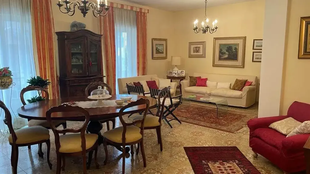Salle à manger - 5-Room Apartment in Quiet Area, Siracusa