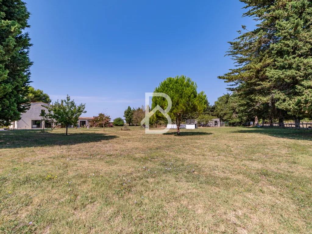 Jardin - Mas avec Terrain de 7 000 m² près de Montpellier