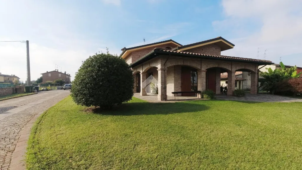 Villa with Private Garden in Cento