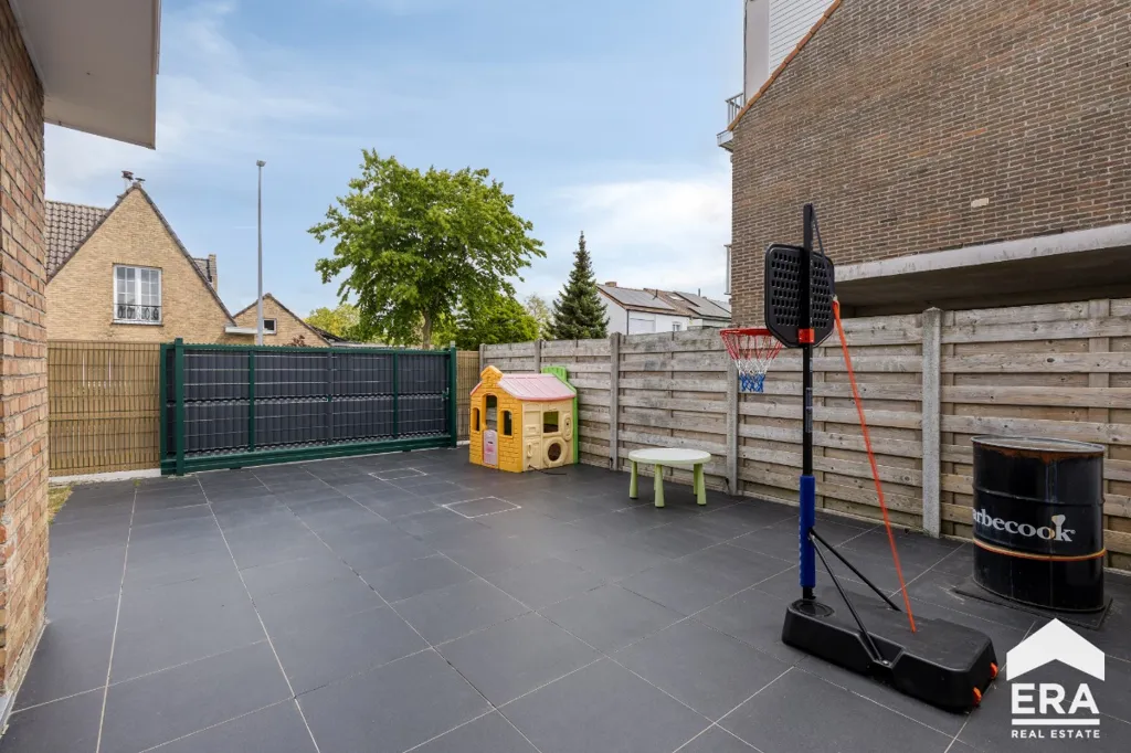 Jardin - Maison Familiale avec Piscine Solaire à Proximité du Centre-Ville
