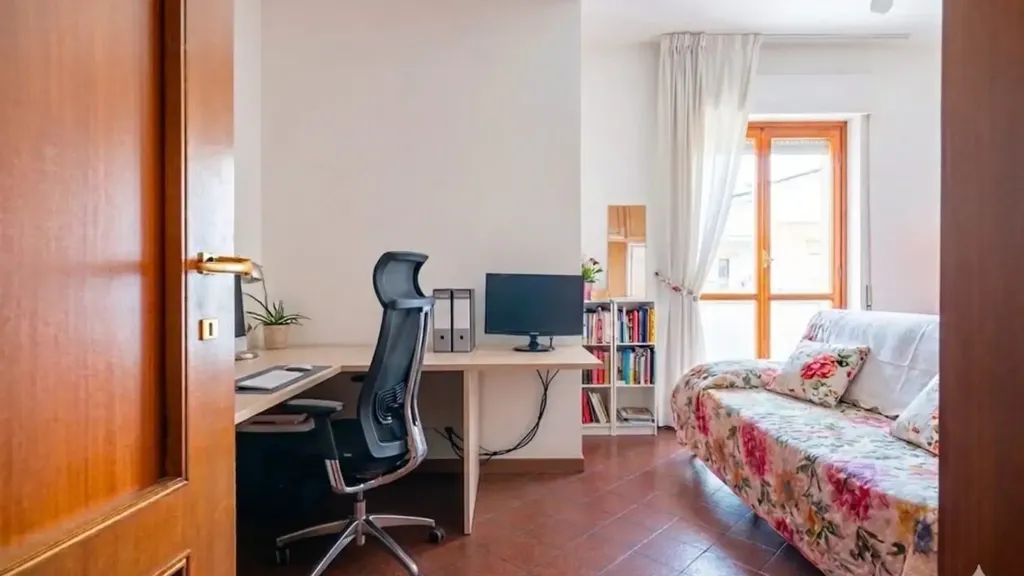 Bureau - Quadrilocale with Balcony in Cagliari