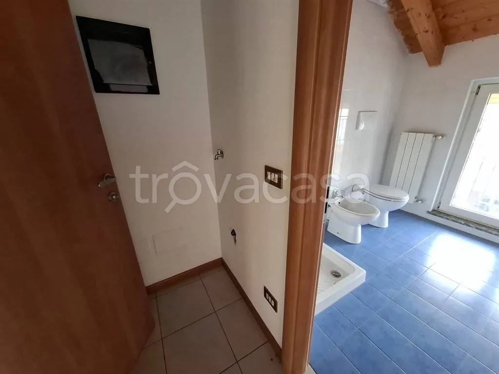 Salles de bain - Mansarded Apartment with Parking in Civate
