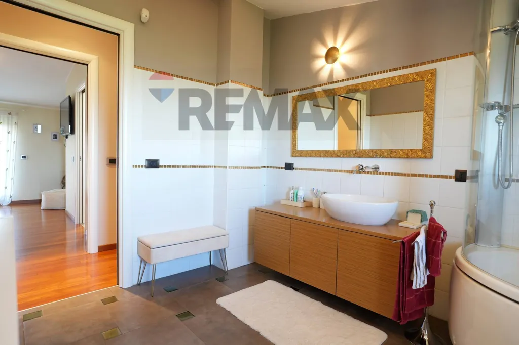 Bathrooms - Bifamiliar Villa with Garden in Lanciano