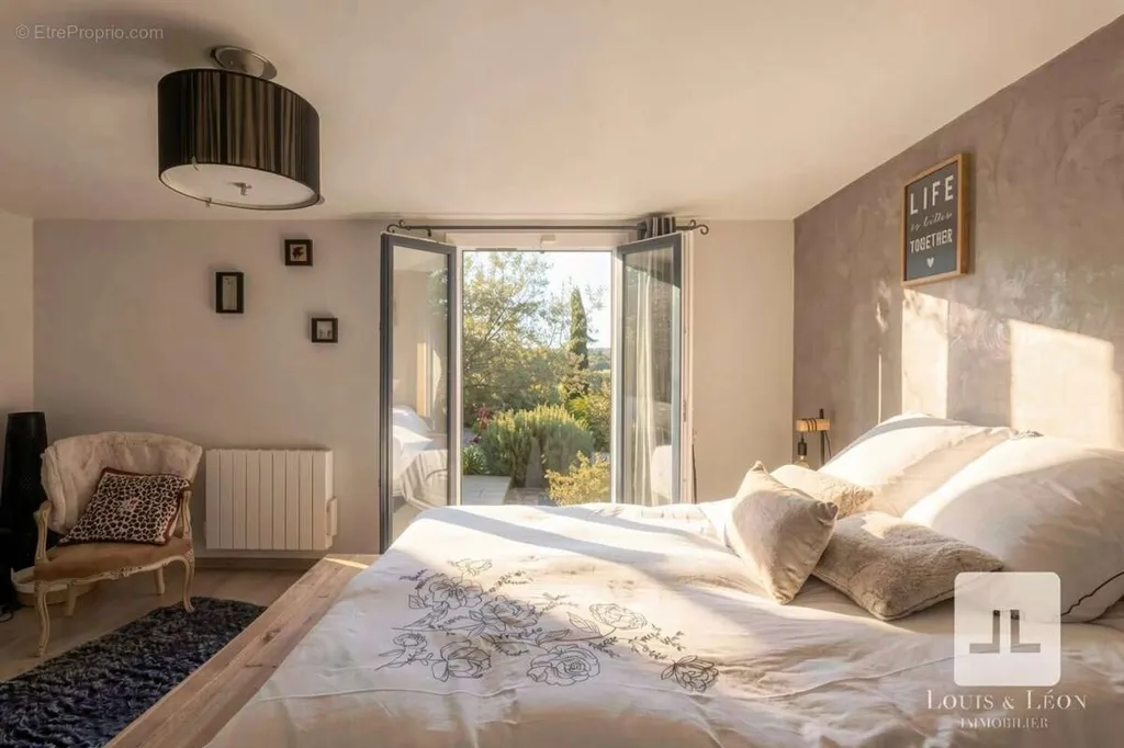 Chambres - Maison Atypique avec Piscine à Lissieu