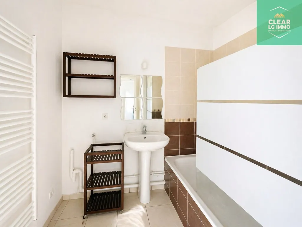 Bathrooms - Charming 2-Bed Flat with Balcony in Fameck