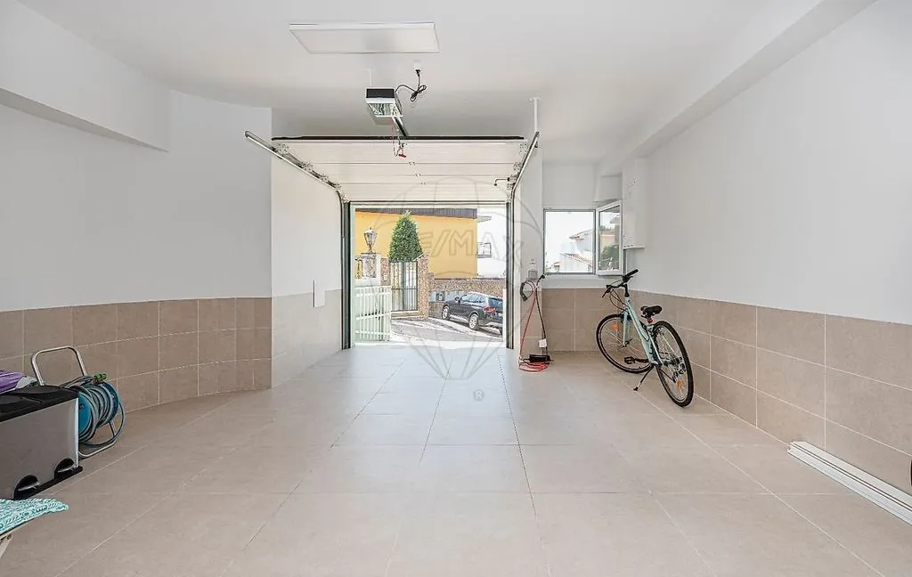 Garage - Luxury Villa with Ocean View in Cascais