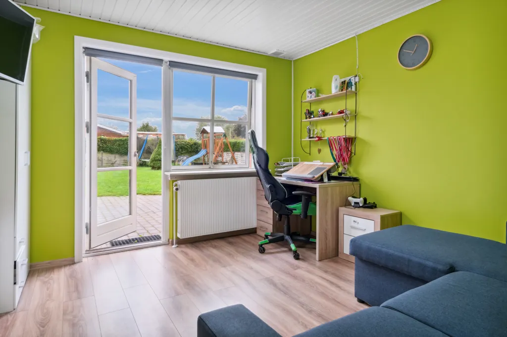 Office - Villa with Play Area near Give