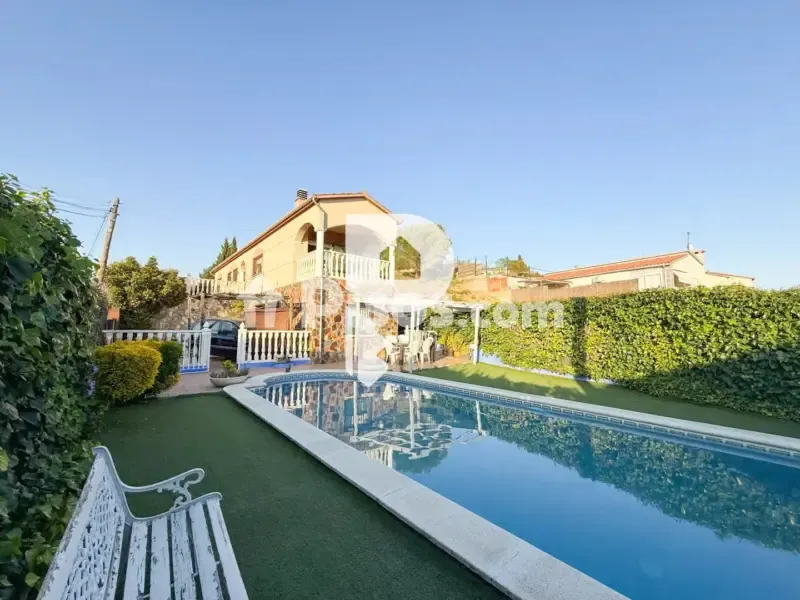 Piscine - Detached House with Pool in Sant Esteve Sesrovires