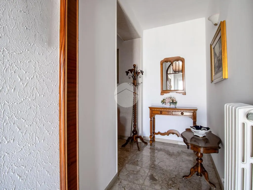 Entrée - Spacious 4-Room Apartment with Garage in Atri