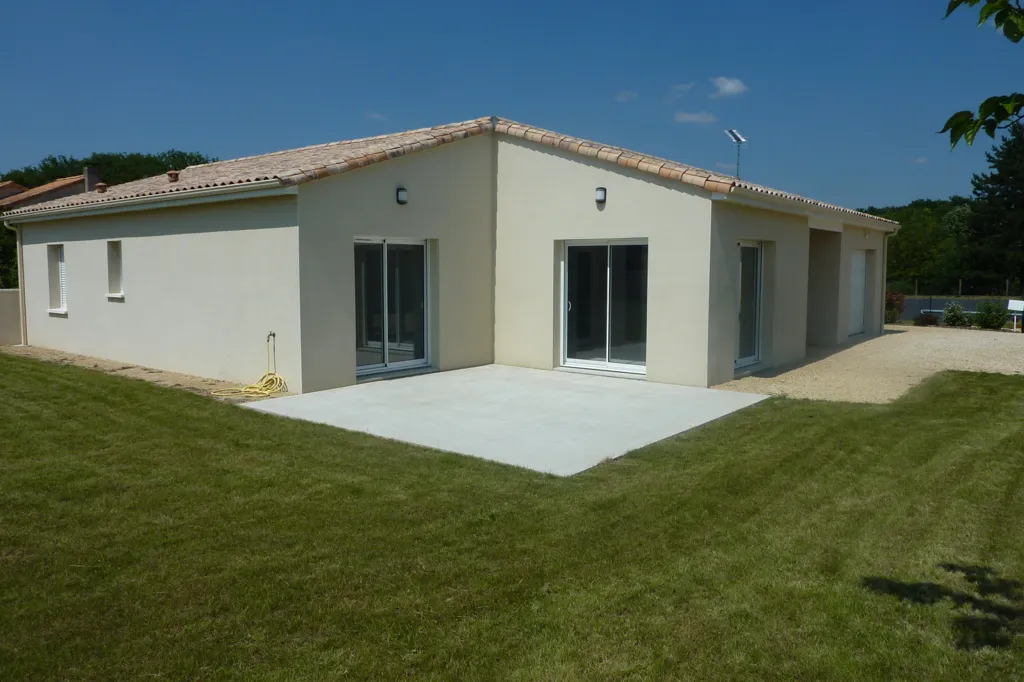 Exterior - Contemporary House with Garden in Montamisé