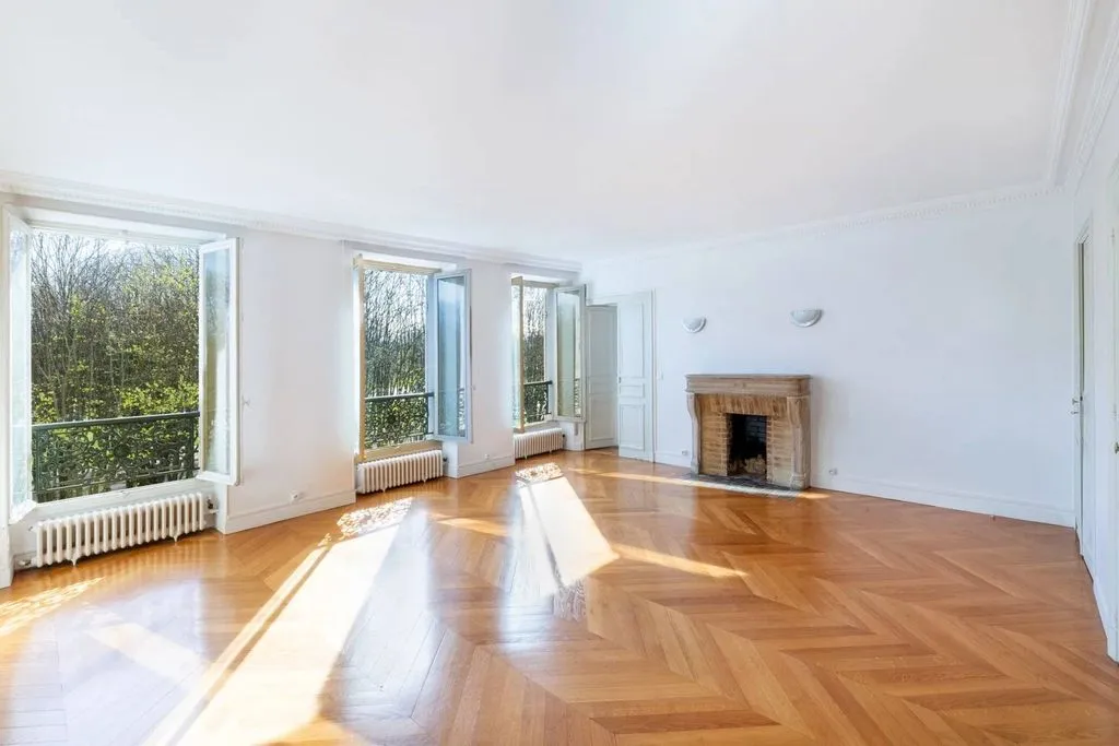 Living Room - Luxury Apartment with City View in Paris