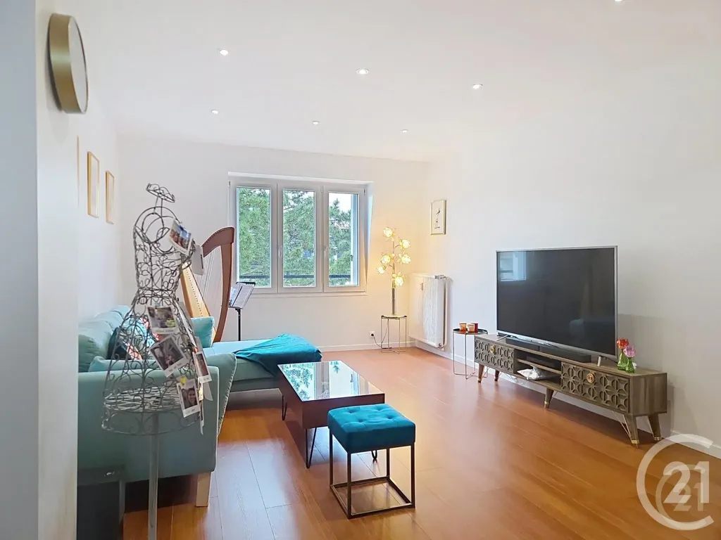Living Room - 3-Bed Apartment with Parking in Compiègne