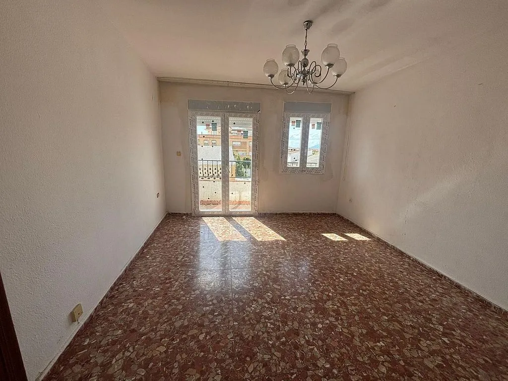 Rooms - 3-Bedroom Flat with Balcony in Belicena