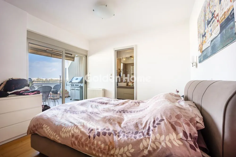 Magamistoad - Mezzanine Flat with Park View in Elliniko