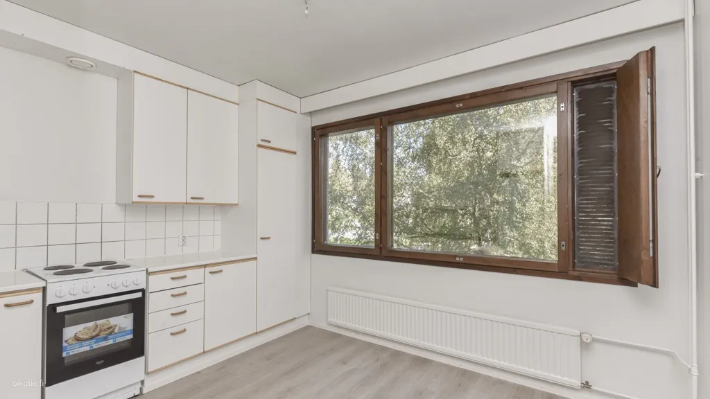 Köök - Spacious Apartment with Balcony in Mikkola, Vantaa