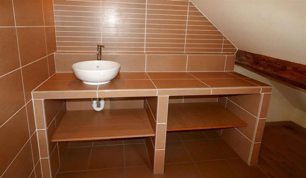Salles de bain - Maison Rénovée avec Jardin et Terrasse à Auderghem