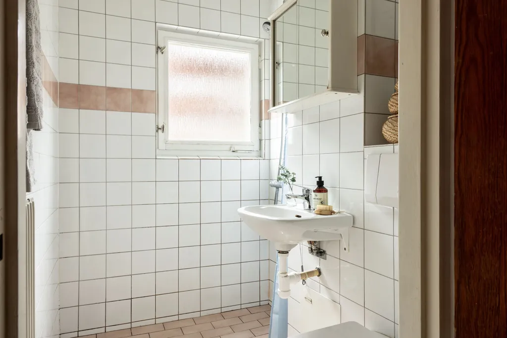 Bathrooms - Funkis-Style Flat with Balcony in Årsta
