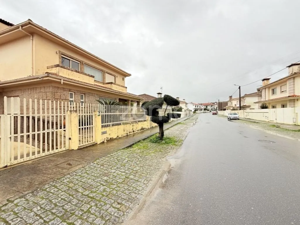 Välivaade - Luxury House with Garage in Brito, Guimarães