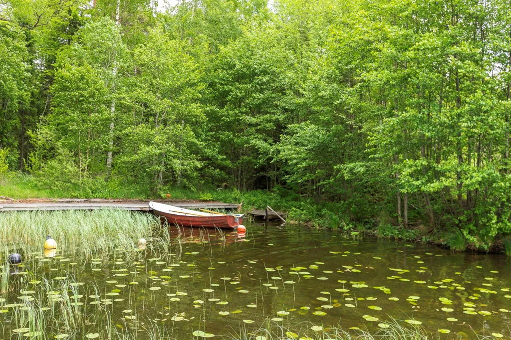 Garden - Cottage with Private Boat Dock in Olarp