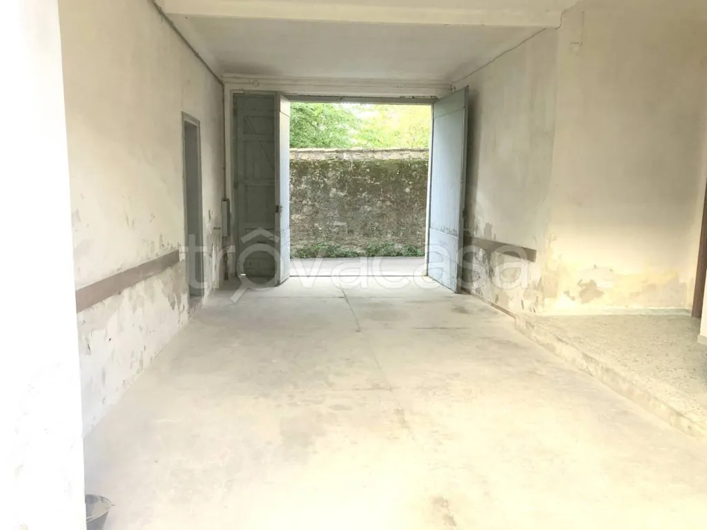 Esik - Villa for Renovation with Garden in Cormons