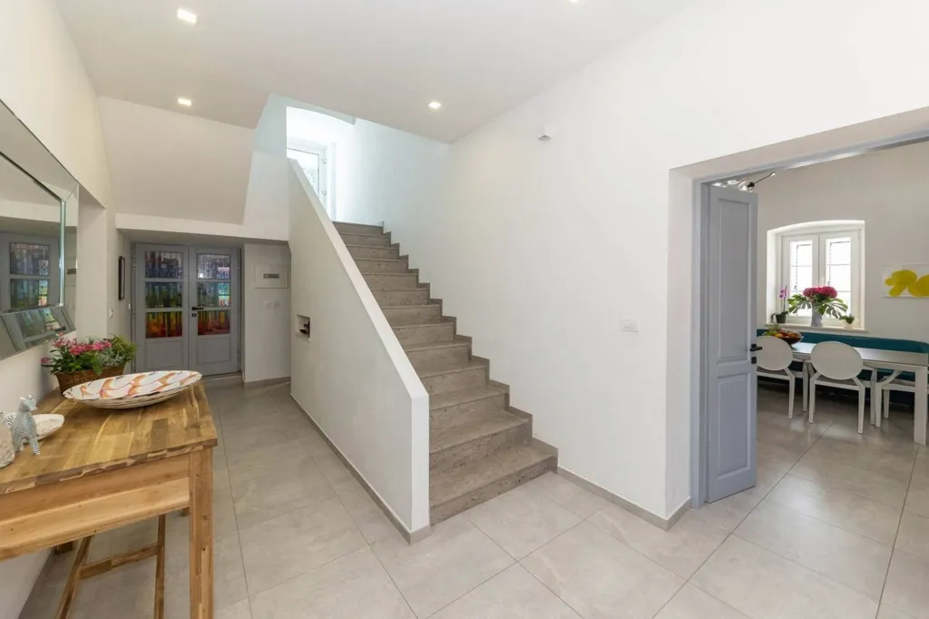 Entrée - Three-Storey Villa with Sea View in Bribir