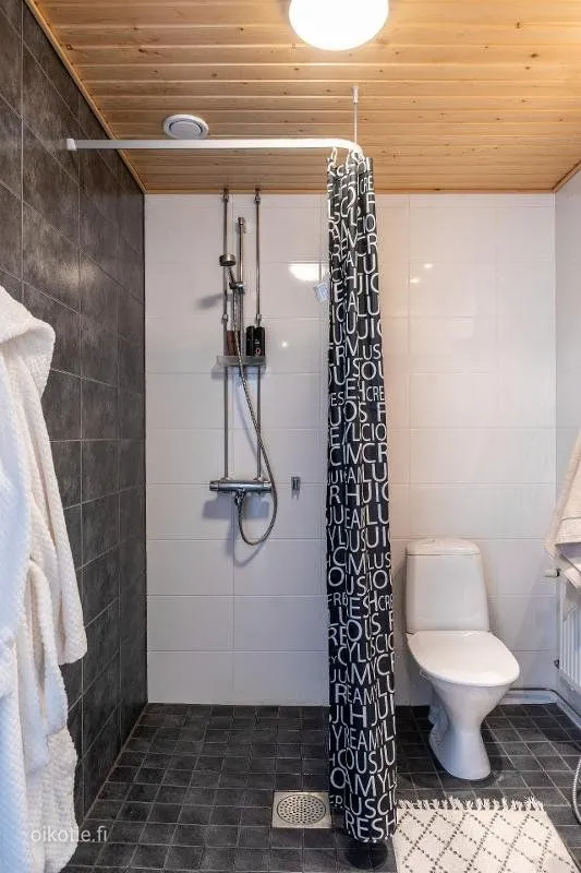 Salles de bain - Modern Studio with Balcony in Linnanmaa, Oulu
