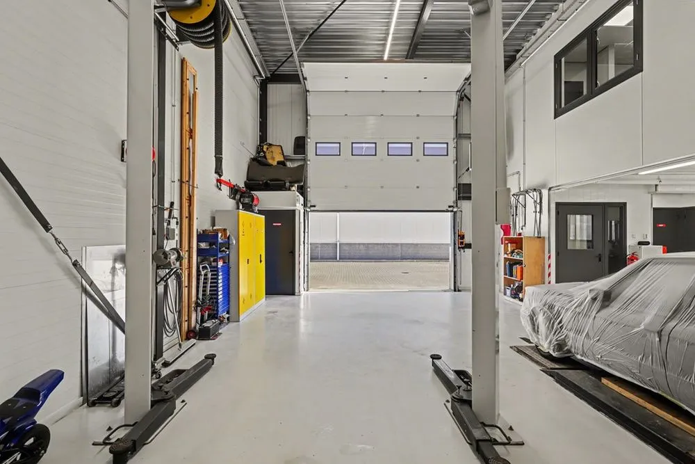 Garaaž - Commercial Unit with Secure Outdoor Space in Strijen