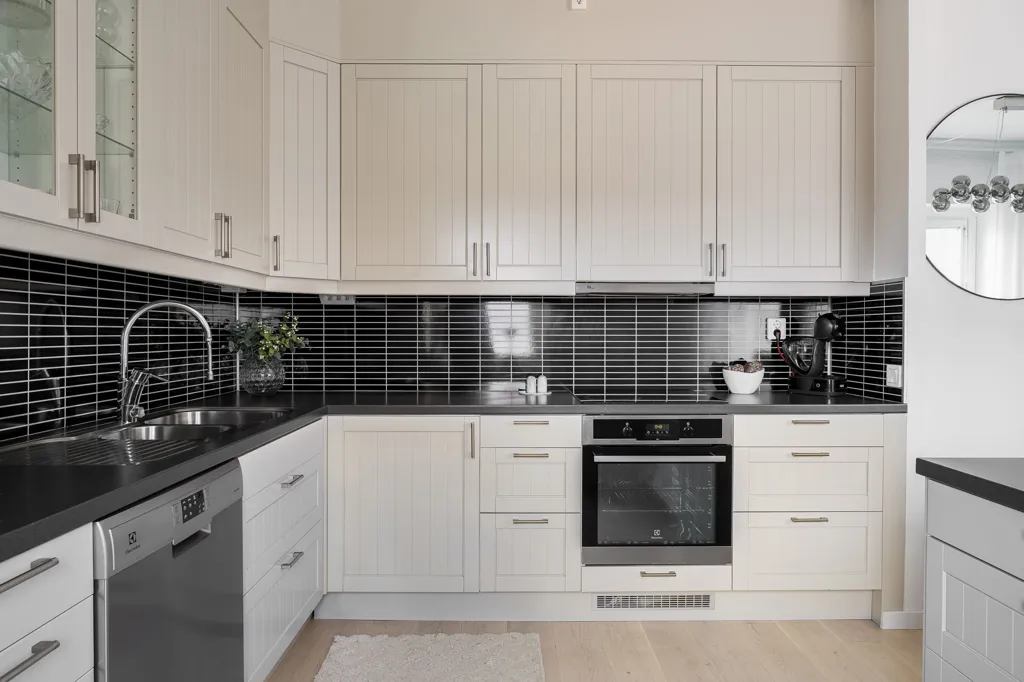 Cuisine - Renovated 3-Bedroom with Balcony in Southeast