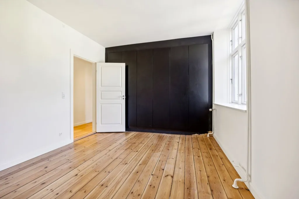 Rooms - Classical 5-Room Flat with Original Parquet in City Centre