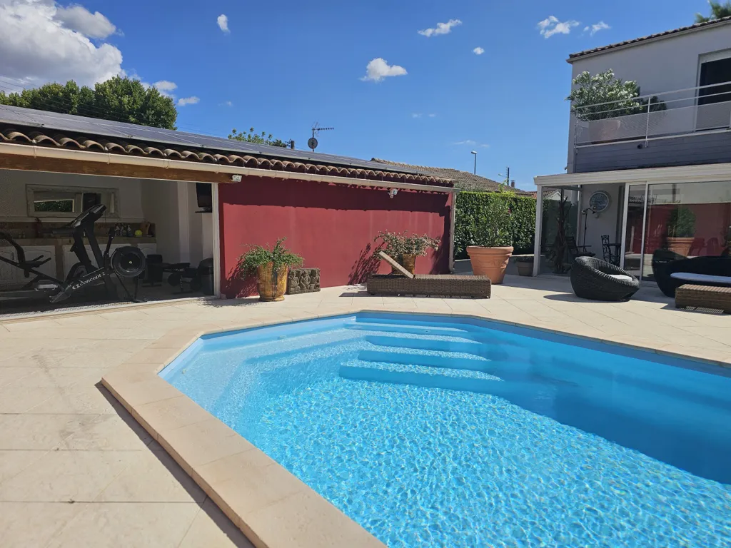 Bassein - Split-Level House with Pool in Lunel