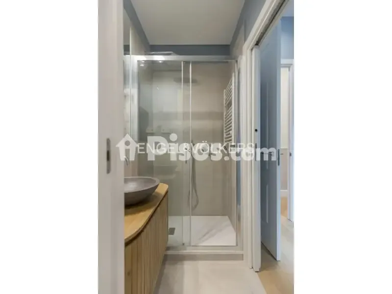 Baños - Fully Renovated Apartment with Balcony in Justicia