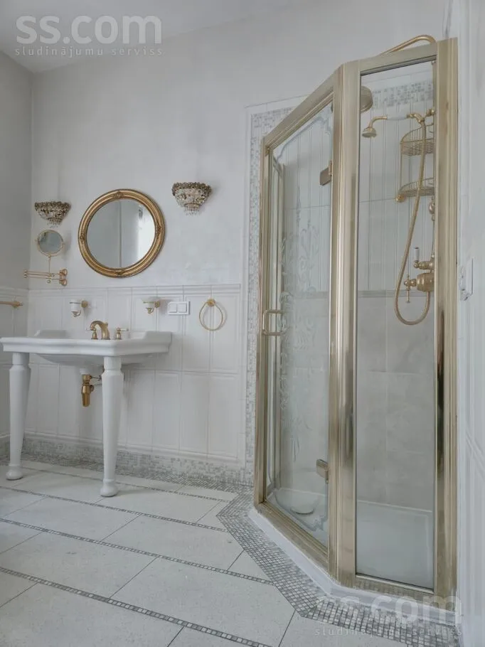Vannitoad - 4-Bedroom Apartment with Balcony in Riga Centre
