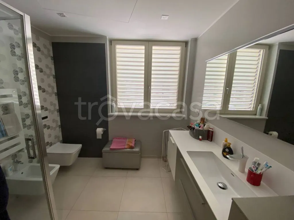 Salles de bain - Modern Apartment with Solar Panels in Savigliano