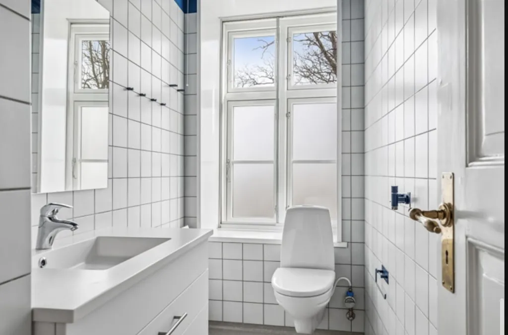 Vannitoad - Comprehensive Renovated Apartment with Balcony in Ebeltoft