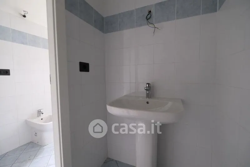 Vannitoad - Commercial Space with Garden in Asti