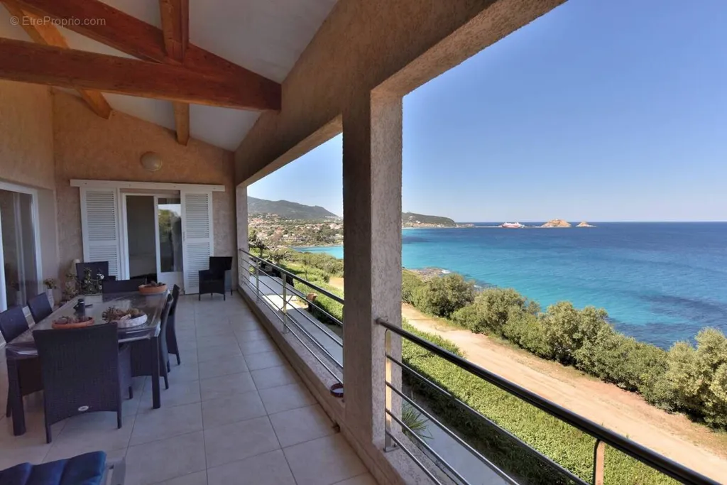Terrasse - Villa sur le toit avec piscine à Île-Rousse
