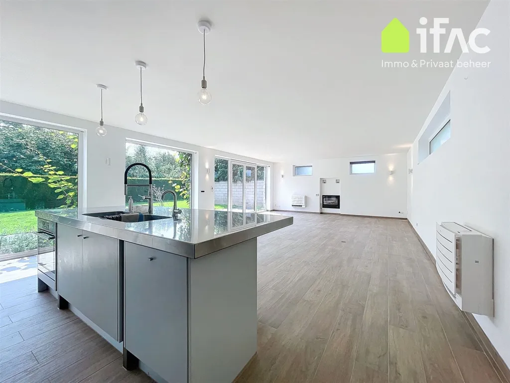 Kitchen - Modern Villa with South-Facing Garden in 5a87ca