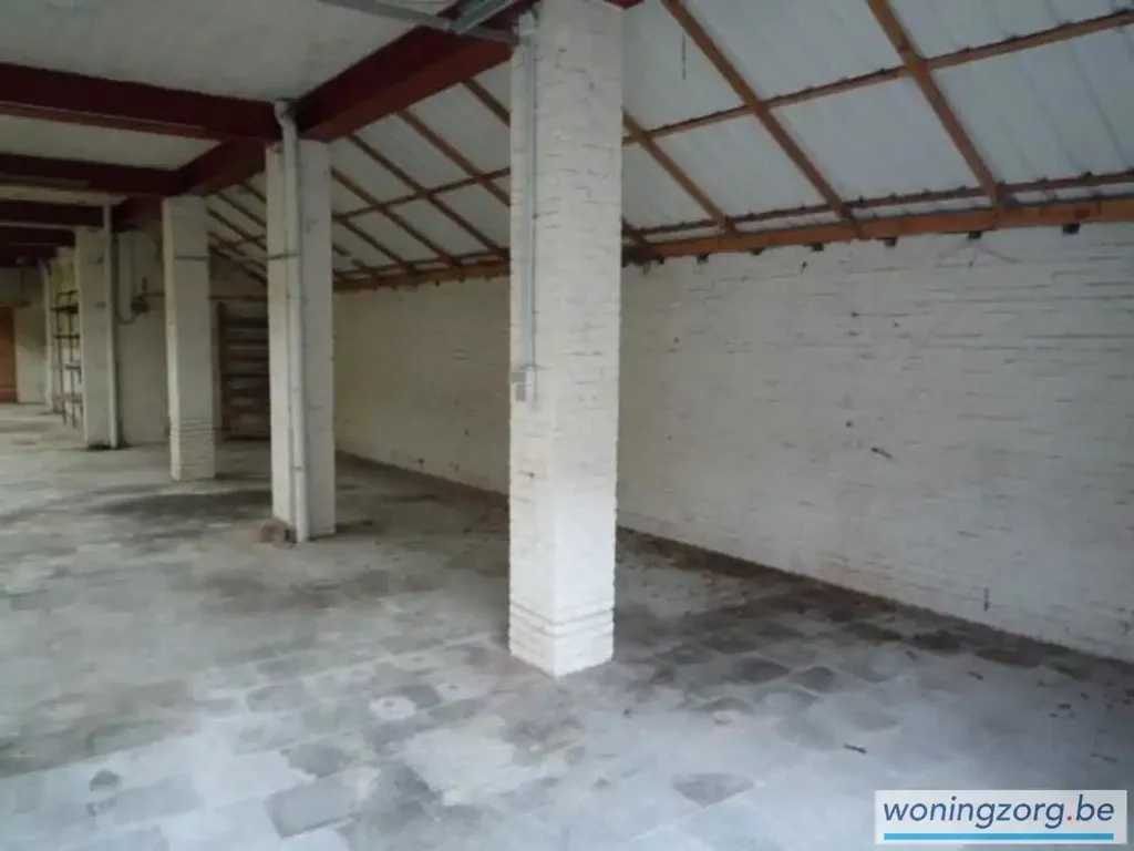 Garage - Magasin Spacieux avec Porte Sectionnelle à Malines