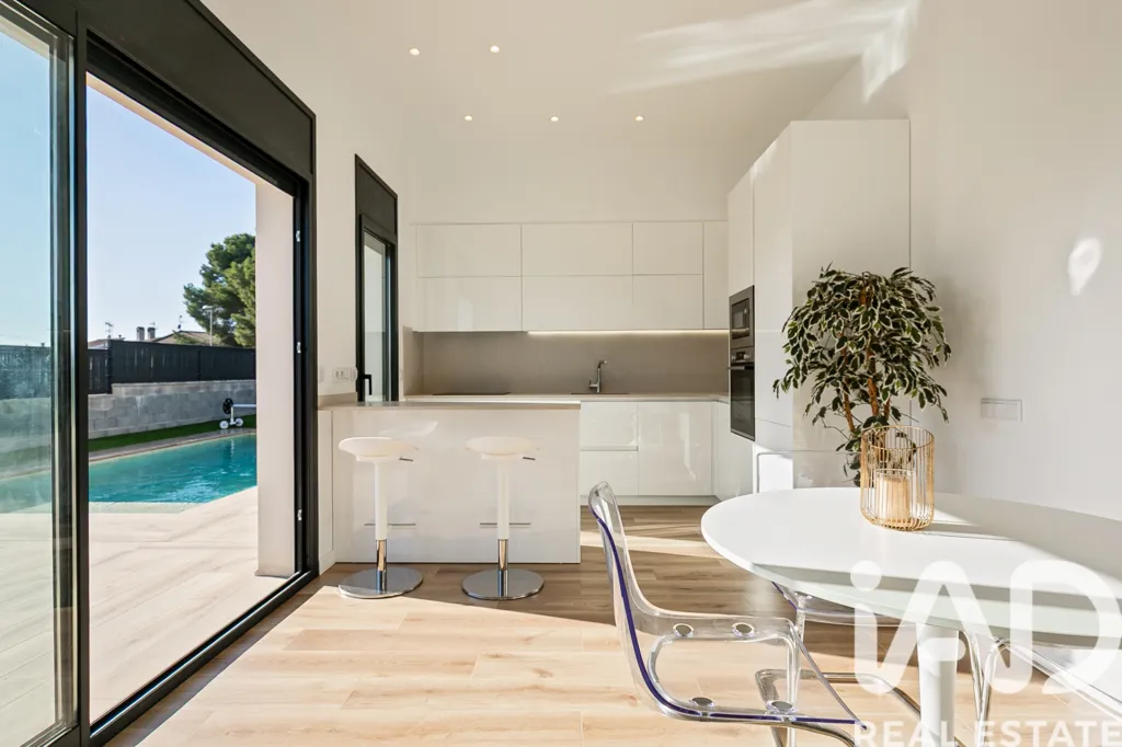 Bassein - 3-Fronted House with Pool in Cunit