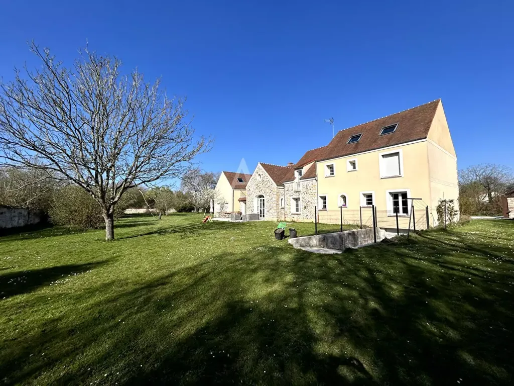Garden - 10-Piece House with Independent Section in Marles-en-Brie