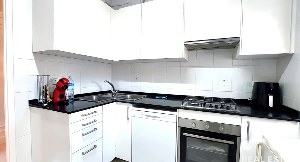 Cuisine - Spacious 4-Bedroom Flat with Balcón in Calaf