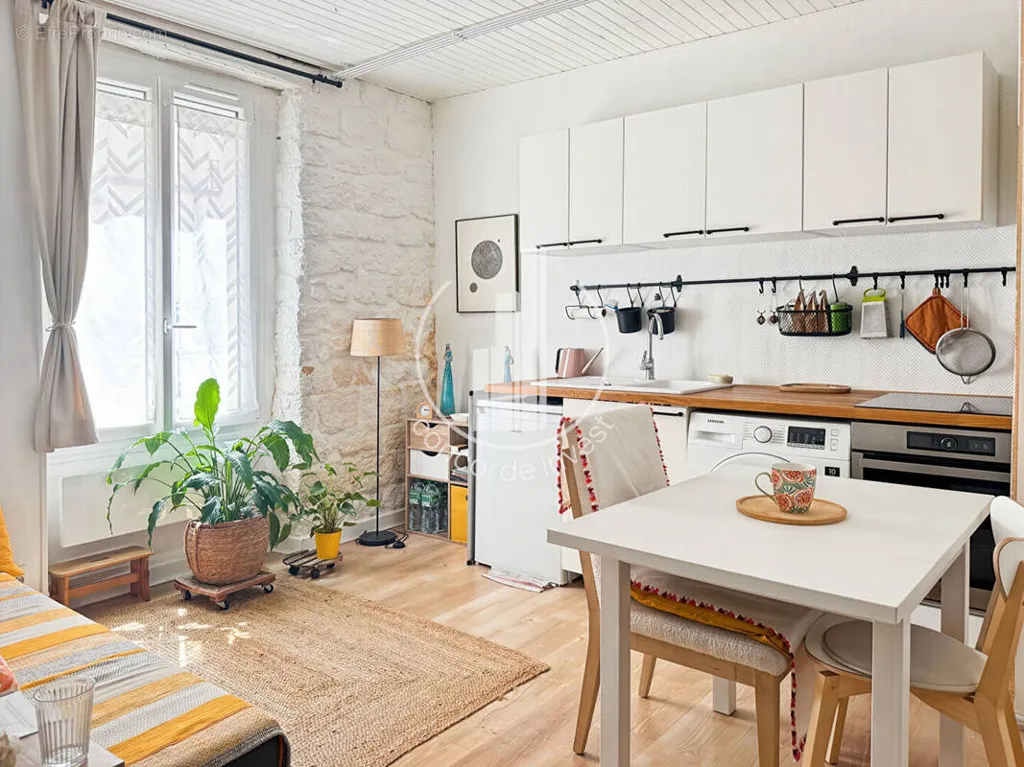 Cuisine - Appartement Lumineux avec Murs en Pierre à Paris XIV