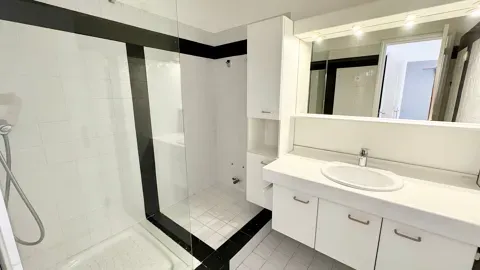 Vannitoad - Meubled 3-Bedroom Apartment with Terrace in Aix-en-Provence