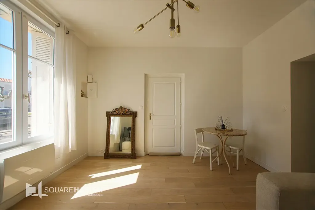 Séjour - Appartement Rénové avec Hauteurs sous Plafond à Les Sables-d'Olonne