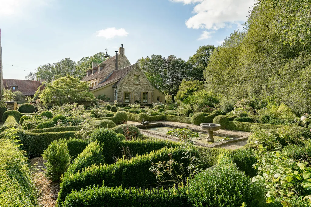 Aed - Restored Manor with Water Surround in Jabbeke