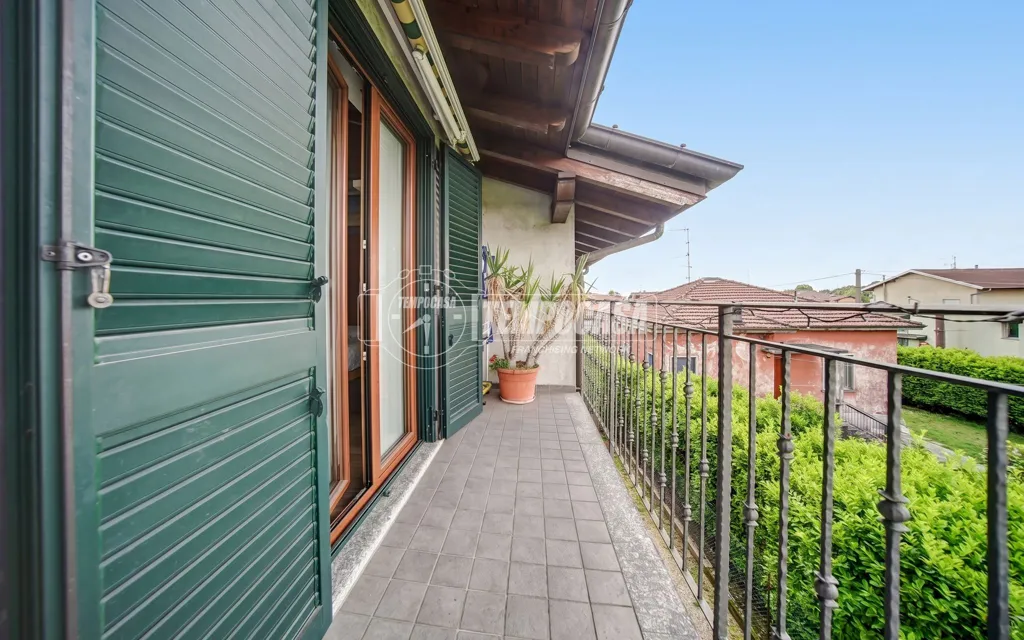 Balcon - Bifamiliar Villa with Garden in Somma Lombardo