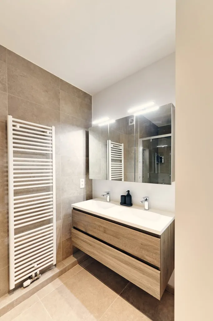 Vannitoad - Renovated Corner Apartment with Terrace in Antwerp