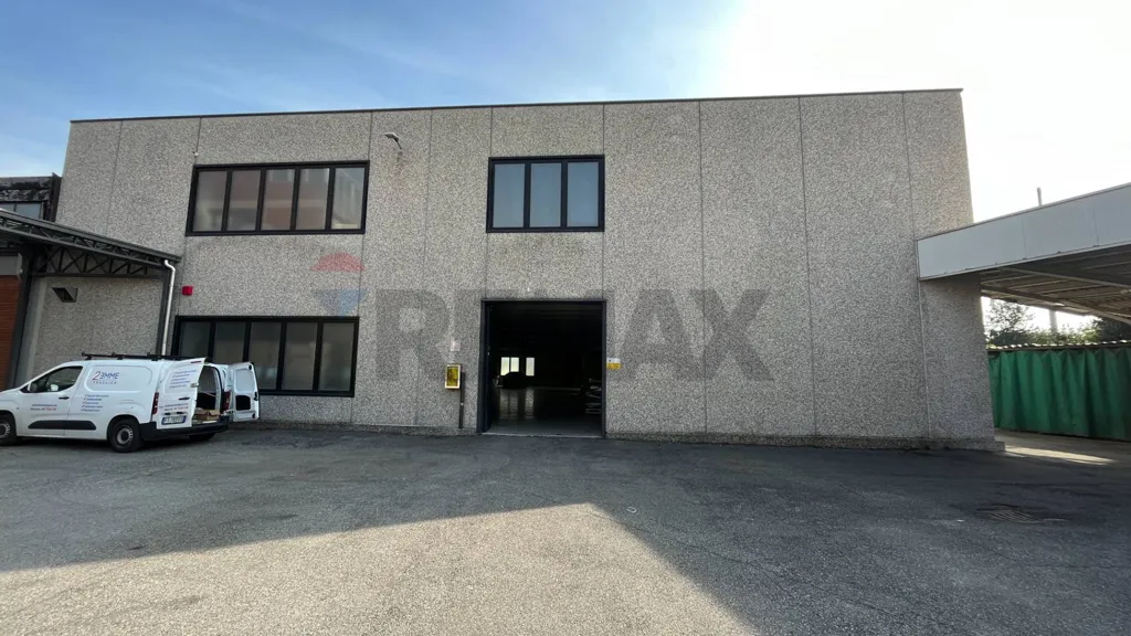 Välivaade - Industrial Warehouse with Multiple Units near Lissone
